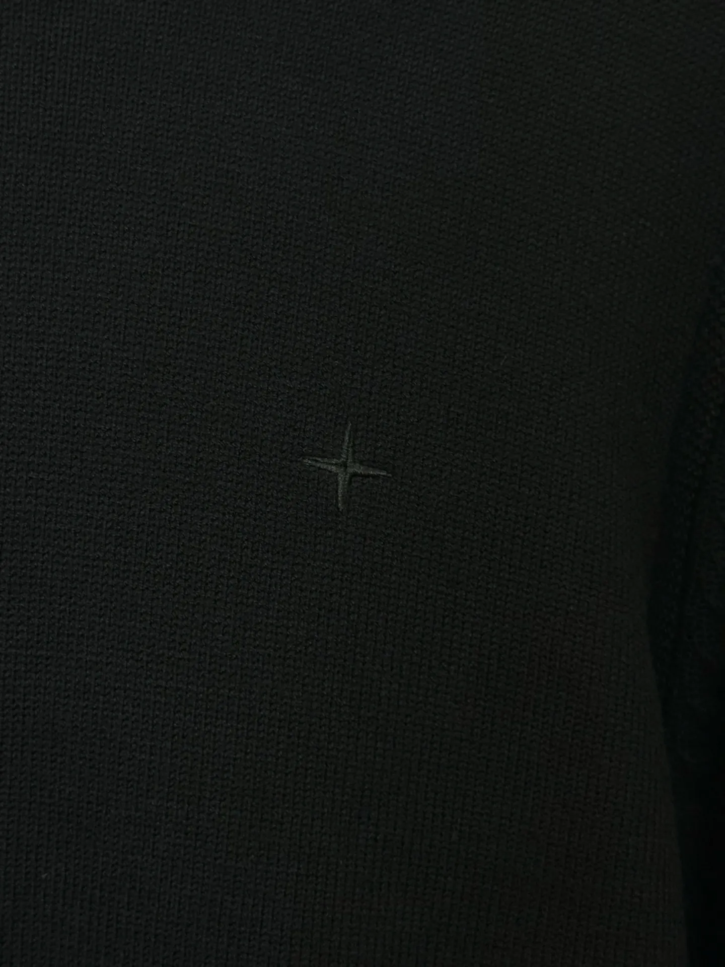 P400 💕Stone Island’s knitted sweater brings the workwear texture to become the most recognizable on the street. On the “hidden luxury track” of trendy brands, Stone Island’s black round-neck knitted sweater is the winner of both “function and style”.  It uses solid knitting technology to create a neat silhouette. The low-key cross logo on the chest and the three-dimensional texture details on the sleeves are Stone Island's fashionable and luxurious codes engraved in the DNA. The pure black model hides a hard-core texture in simplicity; the classic round neck is suitable for all styles, making it a "style all-rounder" in the wardrobe.  As an ingenious work of an Italian fashionable luxury brand, its knitted texture is crisp and tough. The upper body has a strong aura of workwear style and a comfortable feel for daily wear. Whether you wear it with overalls for a functional trend, or with jeans for a dark look, you can easily wear it with a high-end feel that is instantly recognizable to fashion industry veterans.  This autumn and winter, let it become the "Black Knight Badge" in your wardrobe and unlock the daily functional aesthetics of Stone Island~